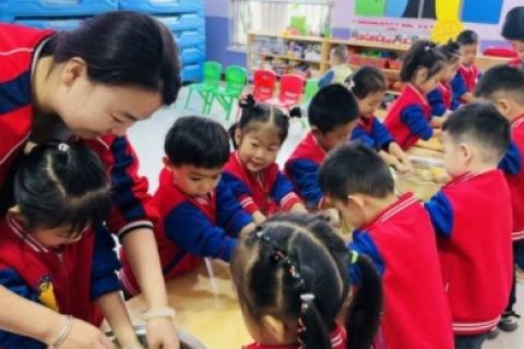 河北沧州市御宇社区：童心暖立冬 携手包团圆