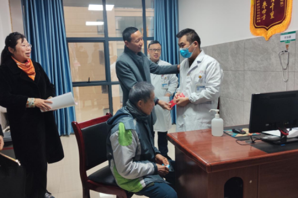 田丰硕到新邵县人民医院走访慰问困难职工