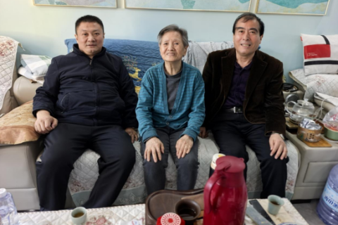 无声亦暖心 真情慰桑榆