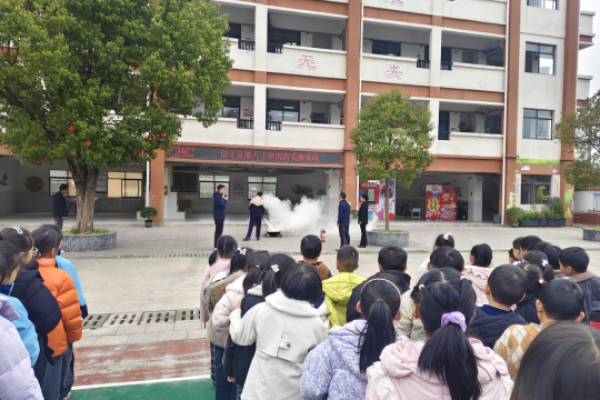 江西信丰县第八小学开展消防安全应急疏散演练