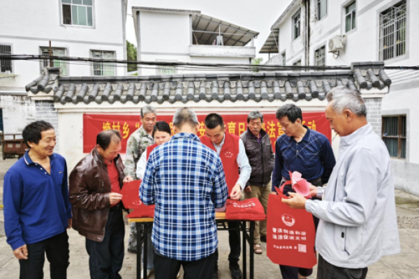江西安远县塘村乡组织开展&ldquo;全民国家安全教育日&rdquo;普法宣传活动