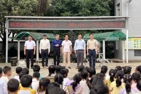 科普大篷车进校园 实验秀点燃科学梦&mdash;&mdash;江西信丰县万隆乡中心小学科普大篷车进校园活动