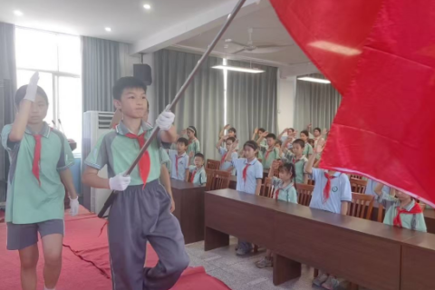 高举队旗跟党走 争做新时代好少年&mdash;&mdash;江西信丰县第三小学举行少先队新队员入队仪式