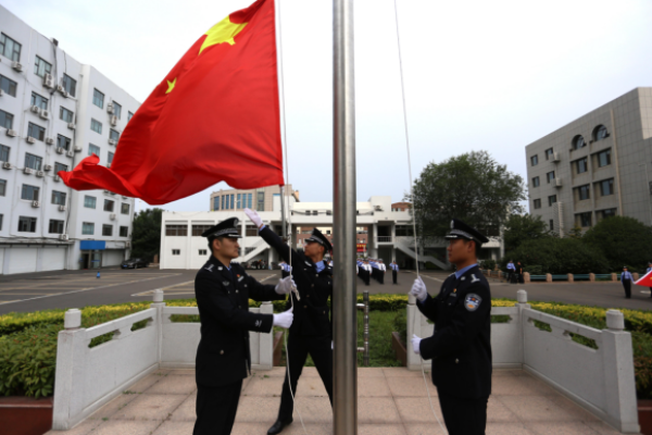 青岛城阳公安隆重举行庆祝中国共产党成立105周年升国旗仪式