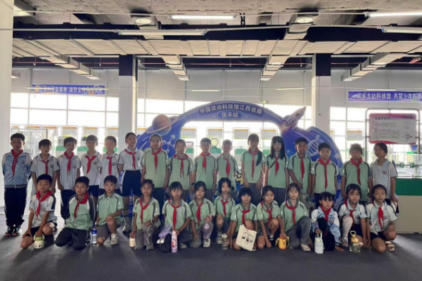 走进科技世界点亮科学梦想&mdash;&mdash;江西信丰县万隆乡中心小学组织学生参观流动科技馆