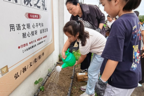 脚下沾泥土 心中有阳光&mdash;&mdash;江苏如东丰利小学种植园劳作实践观察