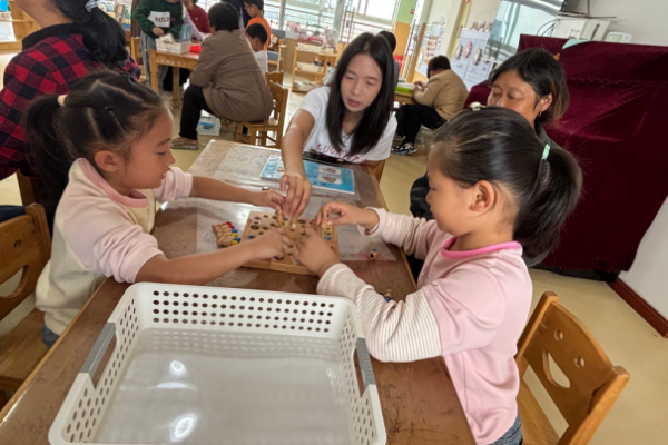 重阳传孝道 童心敬长辈&mdash;&mdash; 江苏如东洋口幼儿园开展重阳节亲子半日开放活动